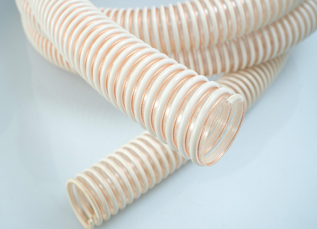 PU抗静电吸尘软管是专门为工业吸尘器设计，适合用于各种通风，吸尘，排尘，过水等环境，是采用螺旋弹性钢丝牢固植入管壁，使外部流动性最优化